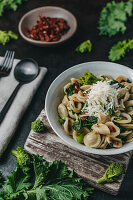 Orecchiette con cime di rapa (Öhrchennudeln mit Stängelkohl, Nationalgericht, Apulien, Italien)