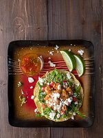 Tostado mit Guacamole, gebratenen Garnelen, Salat, Tomaten und Cojita-Käse