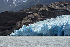 Grauer Gletscher und grauer See im Torres Del Paine Nationalpark; Torres Del Paine, Magallanes und Antartica Chilena Region, Chile