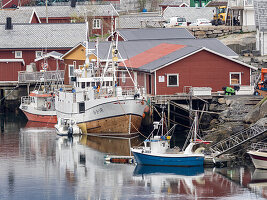 Ein Blick auf die Stadt Reine, ein Fischerdorf auf Moskenesoya in den Lofoten, Norwegen, Skandinavien, Europa