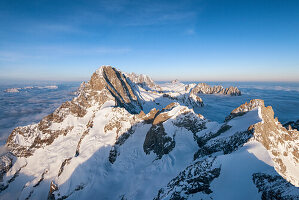 Luftaufnahme der Grandes Jorasses und des Mont Blanc im Hintergrund bei Sonnenaufgang, Courmayeur, Aostatal, Italien, Europa