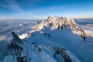 Luftaufnahme der schneebedeckten Gipfel des Mont Blanc und des Dent du Geant bei Sonnenaufgang, Courmayeur, Aostatal, Italien, Europa