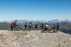 Mountainbiker auf dem Weg zu einer Wanderung auf dem Weisshorn in den Schweizer Alpen, Aktiv-Senioren, Tourismus, Ferienort Arosa, Kanton Graubünden, Schweiz