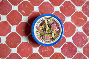 Rose Maroc (rose petals, vervain and herbs) in a bowl
