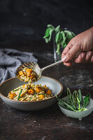 Butternusskürbis-Risotto mit gebratenen Salbeiblättern