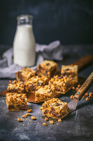 Schokoladen-Butterscotch-Blondie mit Haselnüssen