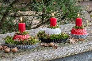 Bemalte Gugelhupfformen als Kerzenständer in Backform, Weihnachtsdeko auf Terrasse