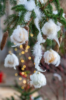 Weihnachtsbaum mit Federn verzierte Christbaumkugeln  geschmückt