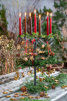 Etagere mit Kerzen, Adventskranz aus Kanadischer Hemlocktanne (Tsuga canadensis) und Sternenanhängern