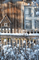 Verschneite Beete im winterlichen Garten