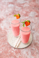Strawberry smoothies with silken tofu and cashews (vegan)