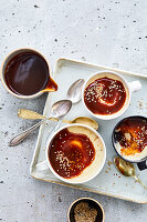 Veganer Affogato-Flan mit Espressosauce