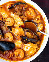 Cioppino (Italienisch-amerikanischer Fischeintopf mit Schalentieren)