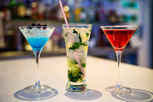 Drei Cocktails: Blue Lagoon, Mojito und Cranberry Martini