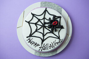 Weißer Halloween-Kuchen mit Spinne und Spinnennetz