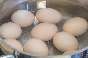 Hühnereier im Kochtopf, Eierkochen zum Ostereierfärben