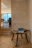 Hocker aus massivem Holz mit Büchern im Chalet