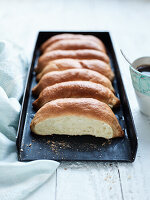 Hefebrötchen auf Backblech