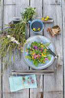 Wildkräutersalat mit Blüten
