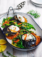 Pochierte Eier mit Portobello und Süßkartoffel-Rösti