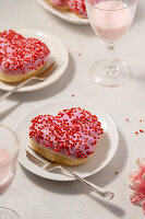 Rosa Herz-Donuts mit Zuckerstreuseln