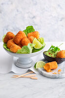 Chili-Cheddar-Kroketten mit Avocadodip