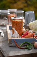 Selbstgemachtes Kimchi auf Tablett mit Karotte, Chili, Chinakohl, Knoblauch, Ingwer, Zwiebeln und Salz