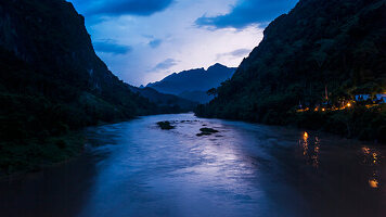 Blitze erhellen das Tal des Kalksteinflusses; Nong Kiau, Laos
