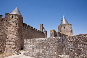 Schloss und Festungsmauern der doppelwandigen Burg; Carcassonne, Languedoc-Rousillion, Frankreich