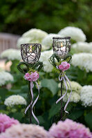 Kerzenhalter mit Blumengesteck aus Rosen und Herz aus Gräser