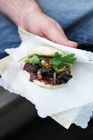 Guabao Sandwich mit Fleischragout