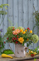 Herbststrauß aus Hagebutten (Rosa Canina), Rosen, Hortensie, Zierkürbis, Fenchelblüten, Spargelkraut, Erntedank