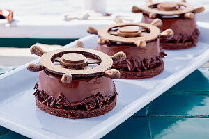 Chocolate mousse with hazelnuts and crunchy base