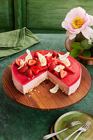 Erdbeer-Crunch-Torte mit Hafer-Nuss-Boden