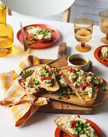 Crostini with cream cheese, peppers and peas