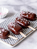 Schokoladen-Cakesicles mit Streudekor