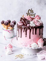 Baby Shower Torte mit Schokoladen-Drip und rosa Dekoration