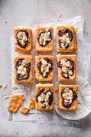 Minikuchen aus Crackern mit Pudding und Schokolade