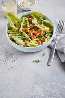 Caesar Salad mit würzigen Tempeh-Croûtons und Mandelparmesan