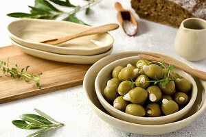 Grüne Oliven gefüllt mit Mandeln in Schälchen