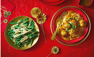 Asiatischer Bohnensalat mit Sesam, Curry-Nudeln mit Hähnchenbällchen