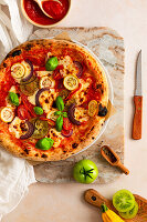 Vegetarische Pizza mit Zucchini, roten Zwiebeln und Basilikum