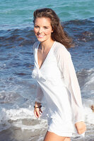 Junge Frau in weißem Strandkleid
