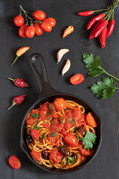 Spaghetti mit Tomaten, Kapern, Oliven und Chili