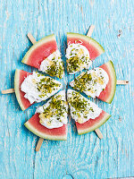Wassermelonen-Kokos-Pops mit Pistazien