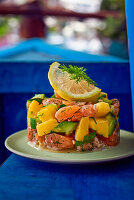 Salmon tartare with mango and courgette