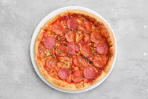 Pizza mit Pepperoni-Salami, Tomatensauce und Käse