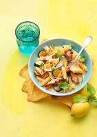 Sommerliche Zitronen-Pasta mit Hähnchen und Zucchini
