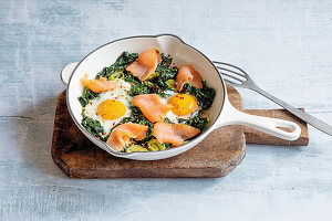 Spinach pan with smoked salmon and fried eggs