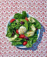 Fresh salad with burrata, peas and courgettes